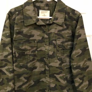 Women’s military style shacket, olive green/camouflage/camo. Size XXL NWT.